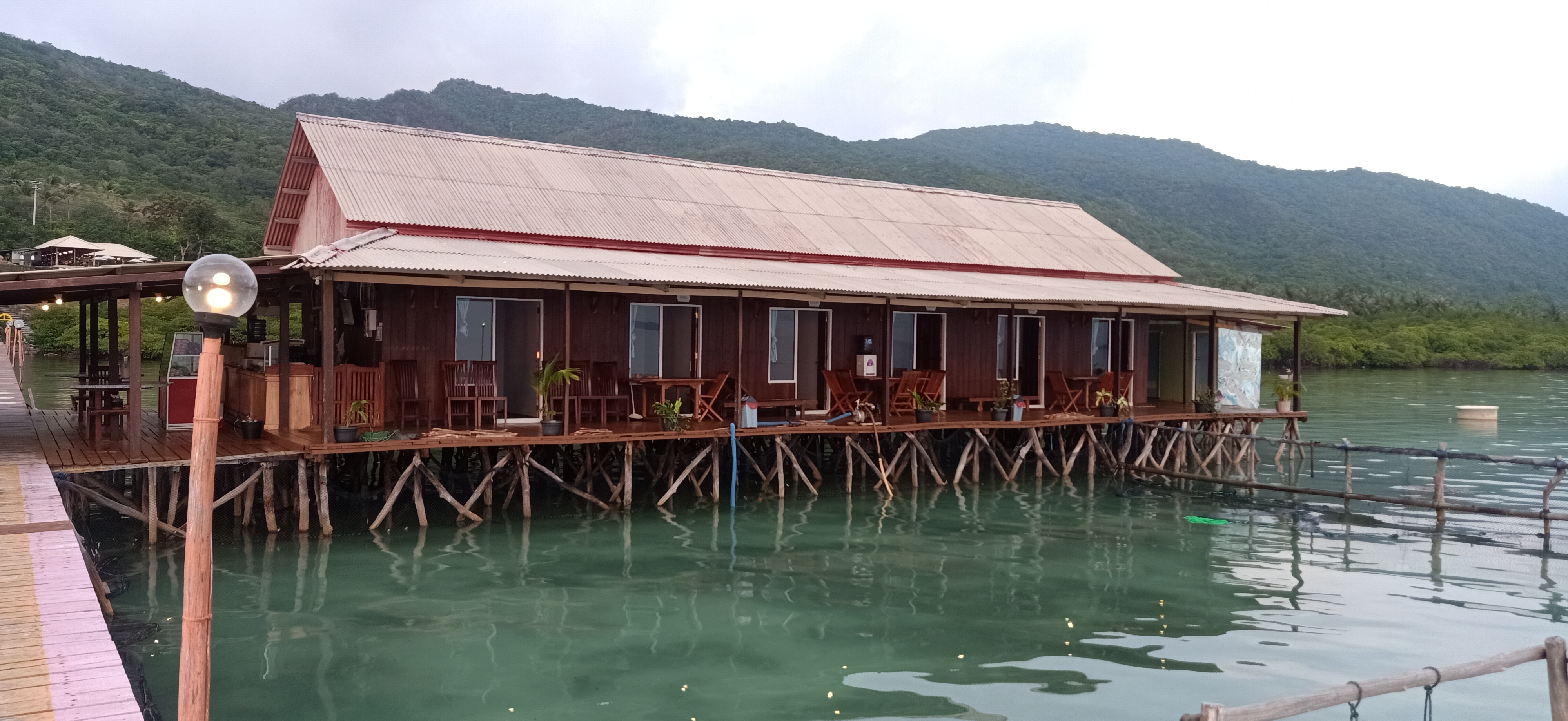 Kamar Apung AC 2p di Asri Resort (Pinggir Laut)