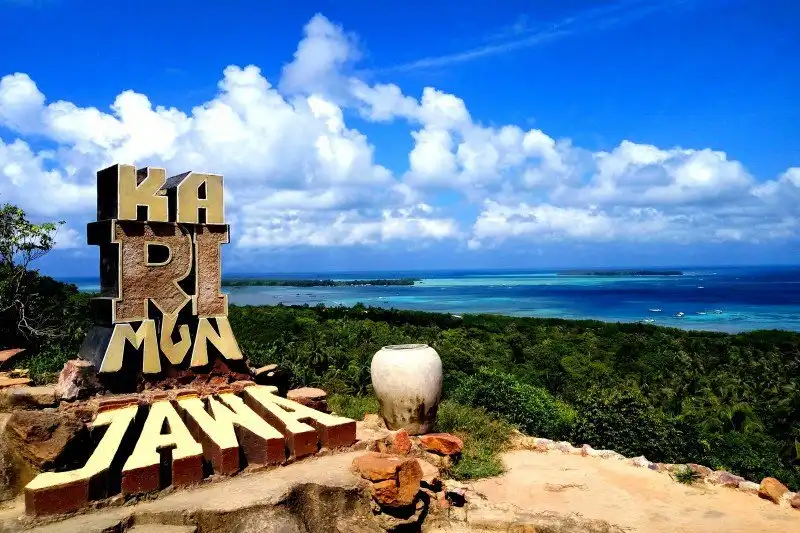 Bukit Love: Membingkai Surga Karimunjawa dalam Satu Pemandangan Ikonik