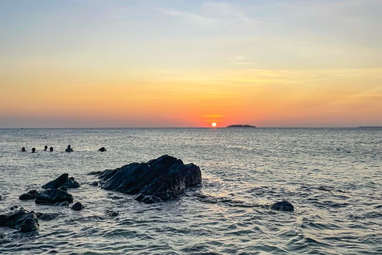 Abadikan Moment Sunset Terbaik Di Pantai Tanjung Gelam Karimunjawa
